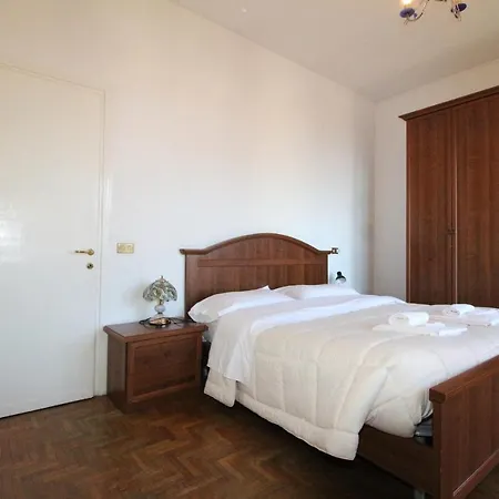 Sleeps 6 מנאג'יו
